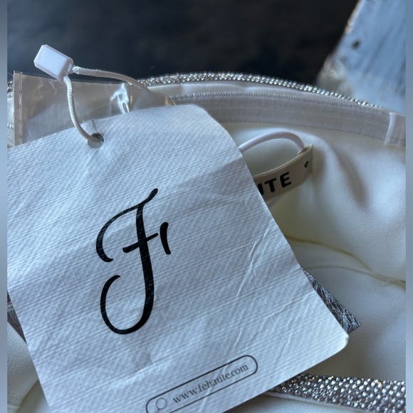 Fehaute Sophisticated White Flare Jumpsuit with Wide-Leg Design - Picture 4 of 4